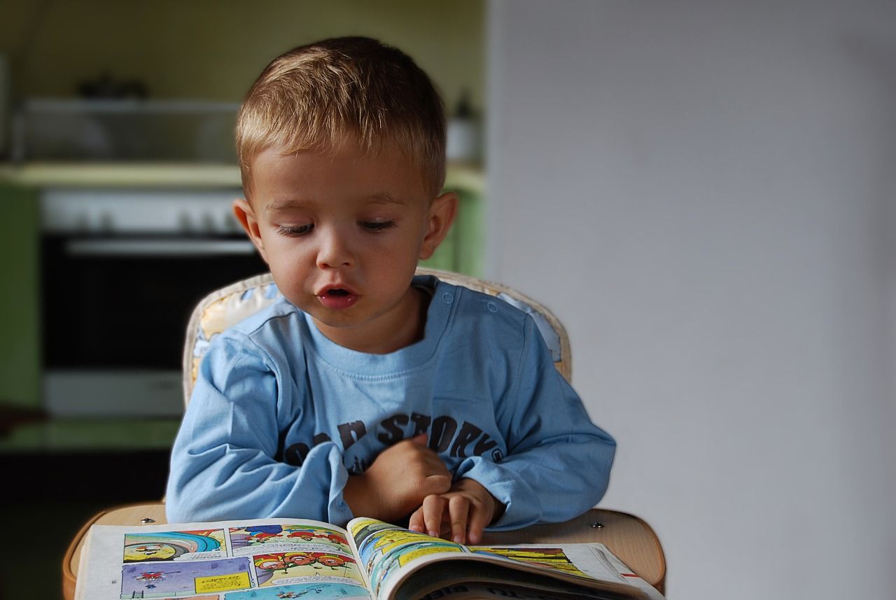  enfant chez son assistante maternelle dans une chaise haute