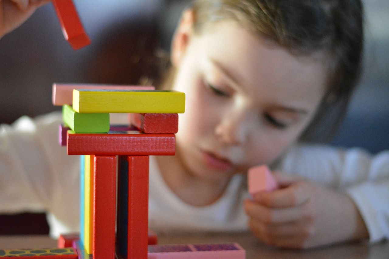 enfant jouant chez son assistante maternelle